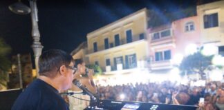 Ischia, Piazza Antica Reggia gremita per Maurizio Filisdeo