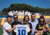 Una maglia a moglie e figlie per onorare la memoria di Peppe U’ nir