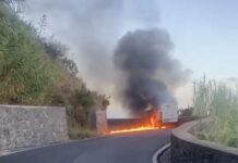 Fiamme sulla strada del Ciglio, bruciato il furgone diretto alla distribuzione