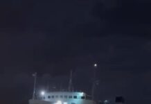 Procida, traghetto in difficoltà durante l’ormeggio: la Driade spinta verso la diga foranea dal forte vento