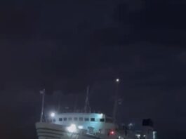 Procida, traghetto in difficoltà durante l’ormeggio: la Driade spinta verso la diga foranea dal forte vento