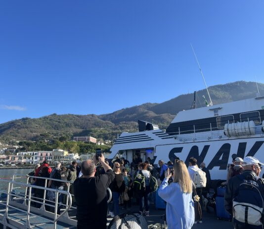 Trasporti marittimi. Carburante a rischio, allarme collegamenti nel Golfo di Napoli: possibili cancellazioni e ritardi verso le isole